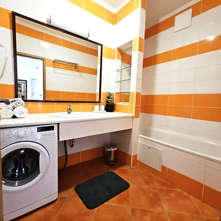 Azur Apartmanhaz *